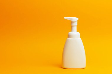 Turuncu arka planda beyaz jel şeker kutusu. Sağ tarafta kopyalama alanı olan yatay çerçeve.