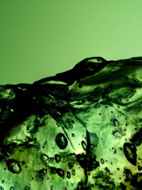 Yeşil bir buz formasyonundaki ışık ve gölgenin çarpıcı görüntüsü..