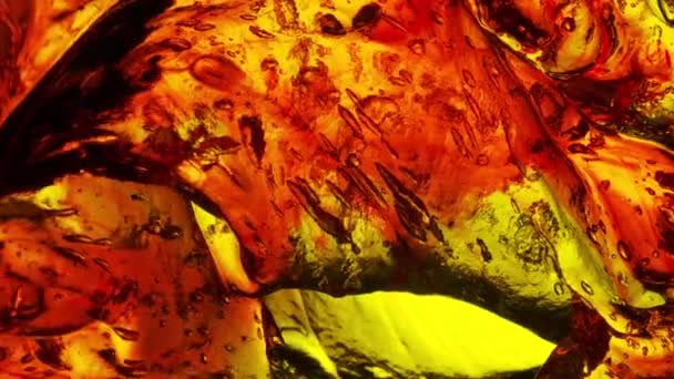 Művész Ecsetének Sziluettje Intenzív Vörös Festéket Kevert Egy Élénk Sárga — Stock videók