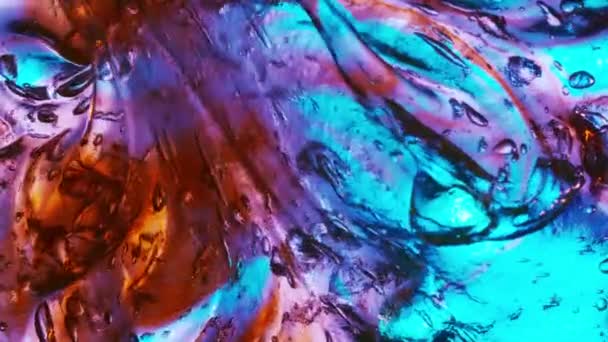 アーティストのブラシの先端は 透明で粘性のある質量を刺激し バイオレット 紫が豊富で すべてのバックライトが青色の色で — ストック動画