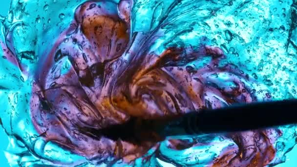 Pinceau Fait Onduler Gel Translucide Sur Rétro Éclairage Bleu Mélangeant — Video