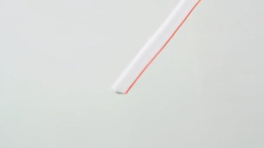 Net ve sakin bir ortamda sürekli kabarcıklar çıkaran, suya batırılmış plastik bir pipet..