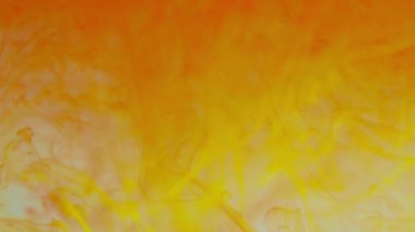 Hızlı, flaş benzeri görüntüler ve sarı lekelerin çarpıcı kırmızı bir arkaplanda kaybolması büyüleyici bir görsel etki yaratıyor..