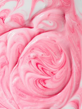 Erimiş çilek ve dondurmayı andıran soyut bir boya dizaynında hassas bilye desenli yumuşak pembe kıvrımlar oluşturur..