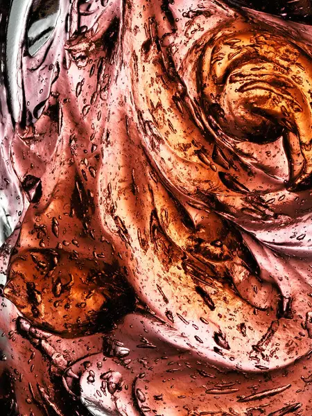 Büyüleyici bir görüntü, parlak su damlacıklarıyla kahverengi ve bakır renklerin karmaşık girdaplarını gösteriyor..