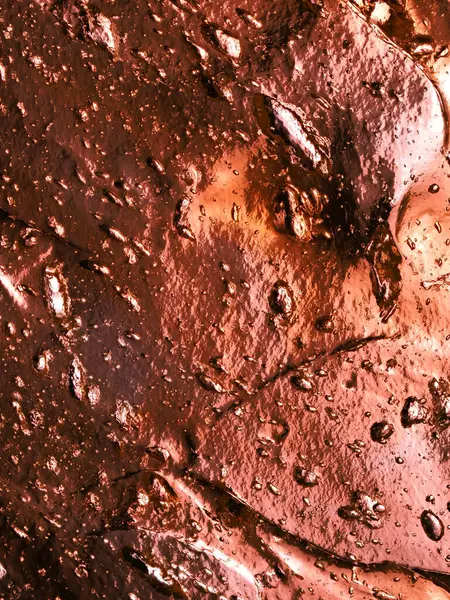 Bu görüntü bakır renkli bir yüzeyde sıkışan hava kabarcıklarının karmaşık detaylarını yakalar..