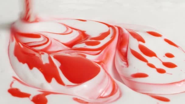 刷子搅乱了红色墨水的水滴 把它们和乳白色的背景部分混合在一起 — 图库视频影像