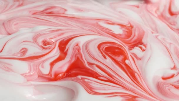 画家的笔刷将红色的油漆旋转成白色的乳白色物质 逐渐形成柔和的粉红色 — 图库视频影像