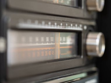 Frekans numaraları ve odaklı ayarlama düğmeleri olan klasik bir radyonun ayrıntılı görüntüsü