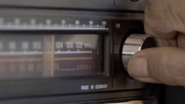 Parmaklar özenle klasik analog radyo kadranını çeviriyor, titizlikle frekansları tarıyor ve nostaljik ses iletim arayüzünü keşfediyor.