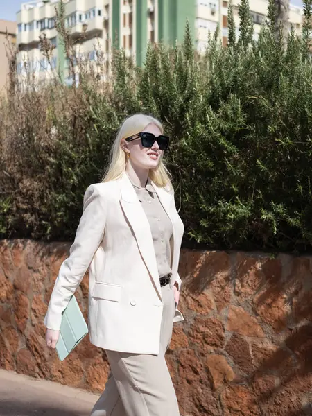 Profesyonel albino kadın güneşli bir günde güvenli bir şekilde dışarı çıkıyor.
