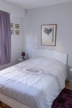 Arkaplanda Romantik Beyaz ve Mor Oda