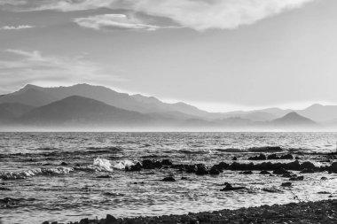 Estrel 'deki Lrins Adaları' ndan görülen Cannes Körfezi 'nin deniz manzarasının siyah beyaz fotoğrafı.