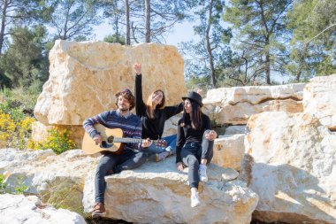 Fte de la musique - Bir grup genç, eski taş ocağında bir gitaristle müzik festivalini kutlamaktan mutluluk duyar.