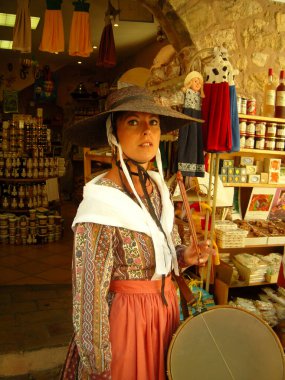Fransız Gourdon Alpes-Maritimes Cte d 'Azur' da pelerinli geleneksel Provencal kıyafetiyle davulcu kadın davulcu.