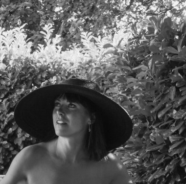 Şapkalı bir kadın, Garden Party 'de profili var, siyah beyaz bir fotoğraf.