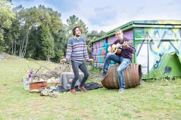 Hasat Günü ya da Babalar Günü için aile toplantısı. Babası piknik sırasında şarap fıçısında oturmuş akustik gitar çalarken genç bir adam dans ediyor.