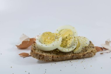 Tartine, bir dilim ekmeğin üzerinde yumurta haşladı. Kolay ve ekonomik yemekler.