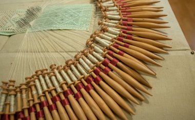 Alenon Danteli ve arka plandaki bobbin danteli, kapatın.