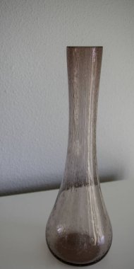 Beyaz paspasın üzerine üflenmiş gül gülü camı, kes nesneyi