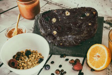 Vitamin ve canlılık için iyi kömür ekmeği ve kurutulmuş meyve.