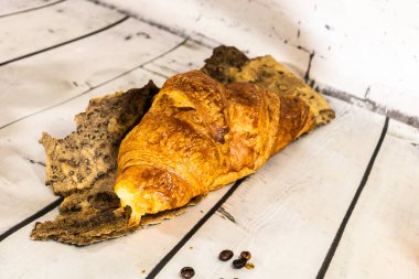 Mantar meşe desenli kruvasan beyaz ahşap kaplama geri sıçrama ve kahve çekirdekli beyaz kiremit.