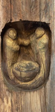 Ağaç kabuğuna oyulan insanlar, yaklaşın.