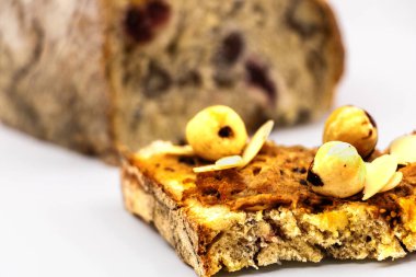 Mısır gevreğiyle bir dilim ekmeğe budanmış fındık ve badem dilimlenmiş tavuk dilimleri ve tamamen izole edilmiş beyaz arka plan stüdyosuyla birlikte kurutulmuş meyve arka planı.