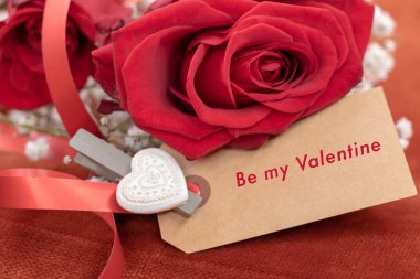 Kırmızı güllere yakın çekim ve aşk mesajı için boş kart.