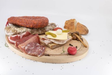 Sandviç şarküteri ve farklı sosis çeşitleri ahşap tabak