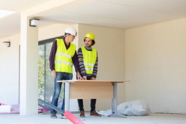 Müşteri / Sahibi site yöneticisi ile yapım aşamasında onun gelecekteki evin sitesini ziyaret