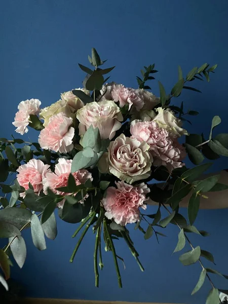 Прекрасный Букет Свежих Розовых Роз Пушистых Гвоздик Зеленым Эвкалиптом — стоковое фото