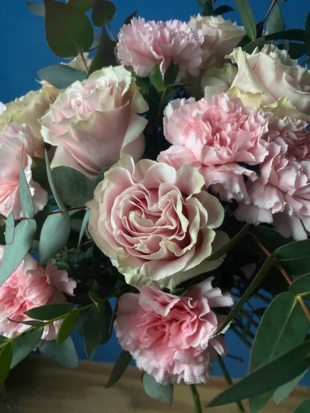 Beautiful Bouquet Fresh Pink Roses Fluffy Carnations Green Eucalyptus — Stock Photo, Image