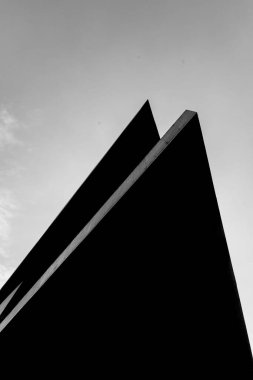 Geometrik şekiller, üst üste binen siyah ve beyaz üçgenler. 