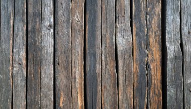 Koyu eski ahşap arka plan, soyulmuş boya, eski ahşap doku, eski ahşap arka plan. Eski ahşap kalaslar, kabuk soyma dokusu.