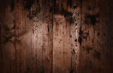 Eskimiş, eskimiş ve yıpranmış bir dokusu olan çok eski ahşap bir tahta. Kaba yüzeyde derin çatlaklar, görünür düğümler ve doğal üzgün bir görünüş var. Klasik ve kırsal bir cazibe katıyor..