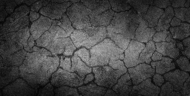 Siyah beton yüzey dokusu çatlamış. Grunge Arkaplan. Derin çatlaklar ve düzensiz desen cesur ve dramatik bir doku oluşturuyor. Stok fotoğrafı.