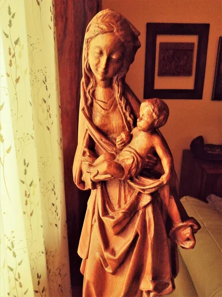 Penceredeki Meryem Ana Heykeli ve Bebek İsa