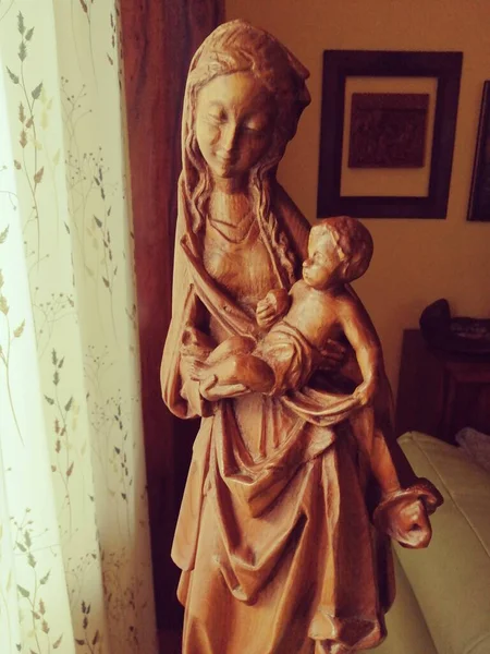 Penceredeki Meryem Ana Heykeli ve Bebek İsa