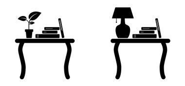 Ev masası. Kitap rafında lamba ve benekli bitkiler, kitap yığınları. Kütüphane, raflar dolusu kitap. Dünya kitabı günü. Öğrenci edebiyatı ya da ev ödevi. Kitap oku. Kitaplık, kitaplık, kütüphane, okumak için.