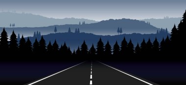 Yol ve ağaçlarla kaplı yatay dağ manzarası, sisli orman. Tepeler ve kayalarla panorama gökyüzü manzarası. Dağlar ve çam ormanlarıyla kaplı yaz ya da kış manzarası. Orman tepelerinde alacakaranlık.