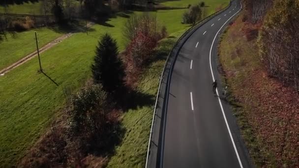 Cycliste Vélo Sur Nouvelle Route Asphaltée Avec Des Arbres Colorés — Video