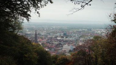 Freiburg şehrinin zamanı. Araba trafiği ve yürüyen turistlerle dolu Freiburg şehri. Almanya 'da Freiburg, yukarıdan manzara. Seyahat ve turizm konsepti. Seyahat yerleri