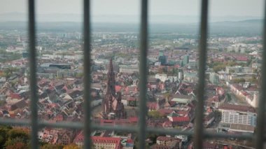 Freiburg 'daki tarihi kilise, yukarıdan manzara. Çatıları olan Freiburg şehir manzarası. Almanya 'da popüler bir turizm merkezi. Seyahat ve turizm konsepti. Freiburg 'un eski tarihi şehir merkezi