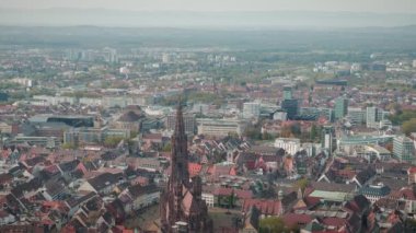 Freiburg im Breisgau 'da bakan. Almanya 'nın Freiburg kentindeki tarihi katedral. Şehir merkezinden Freiburg şehri manzarası, şehir merkezinden manzara. Popüler seyahat yeri. Seyahat ve turizm kavramı