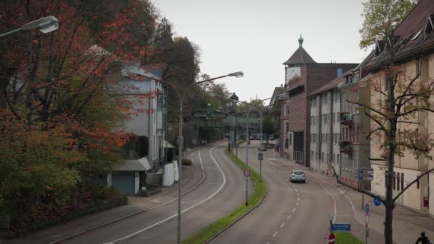 거리를 차들이 다니는 프라이부르크 다니고 사람들이 도시의 Freiburg Breisgau Cityscape — 비디오