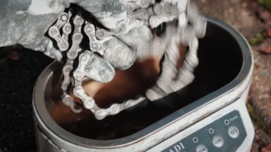 Bisiklet zincirini çalıştırmak için ultrasonik banyo kullanmak. Ultrasonik banyoyla bisiklet zincirini temizliyorum.