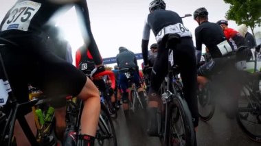 Bisikletçi dik tırmanışta bisiklet sürüyor, sert pedallar çeviriyor. Profesyonel yol bisikletçisi bisiklet yarışlarına katılıyor, yokuş yukarı tırmanıyor. Aktif yaşam tarzı. Spor antrenmanı. Fitness kardiyo egzersizleri. Donaueschingen Almanya 24.09.22