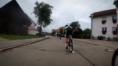 Bisikletçi dik tırmanışta bisiklet sürüyor, sert pedallar çeviriyor. Profesyonel yol bisikletçisi bisiklet yarışlarına katılıyor, yokuş yukarı tırmanıyor. Aktif yaşam tarzı. Spor antrenmanı. Fitness kardiyo egzersizleri. Donaueschingen Almanya 24.09.22