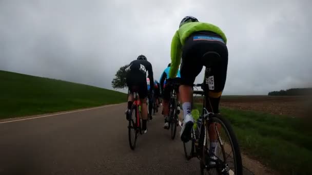 Cycliste Vélo Montée Raide Poussant Les Pédales Dures Cycliste Route — Video